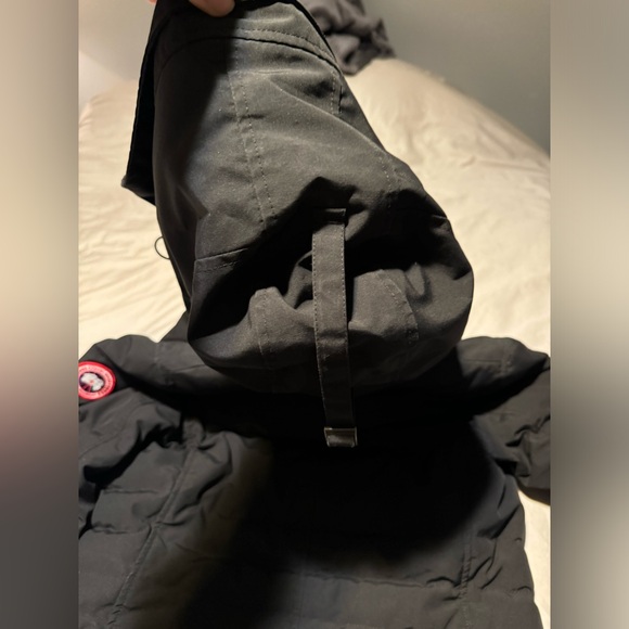 Black Canada Goose Lorette Parka with original coyote fur - Picture 8 of 14